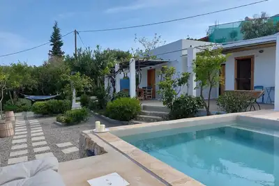 Image de Greek cottage in a quiete privet garden close to the beach.