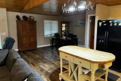 Image de Relaxing quiet 1. 5 acre home with private pool.