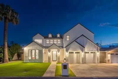 Camelback Views! Pool, Bikes & More, Sleeps 18