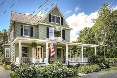 Image de Historic 3-Bedroom 2-Full Baths Victorian Home Fully Furnished in Prime Location