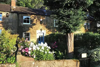 Image de Characterful Derbyshire mid-terrace with stunning views!