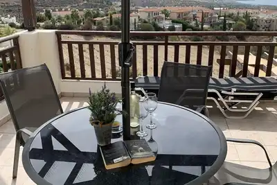 Image de Amazing panoramic hillside/ocean views, large sunny terrace.