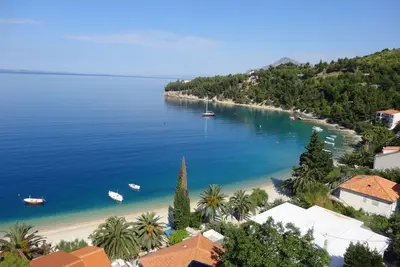 Apartment B - 50m from the beach and center. Quiet location with sea view.