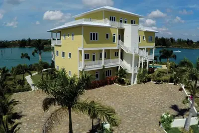 Bell Channel Bay Condo in Lucayan Gardens