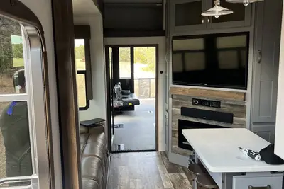 Image de Gorgeous Open Skies Luxury Toy Hauler 2 Minutes from Downtown Winberley, Tx