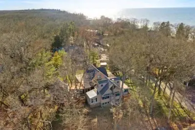 Image de Perfect Family Getaway: walk to beach, fire pit, screened porch, hot tub, sunsets!