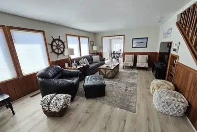 Image de Comfy Spacious Home, Minutes to Beaches, King Bed, Sleeps 9, WiFi, Dog friendly