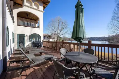 Spacious Lakefront Villa In Gated Resort Community