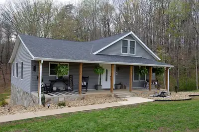 Image de Cozy farmhouse! Pool table, fire pit, minutes to Lake James, downtown Marion!
