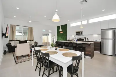 Image de Modern Townhome-5 minutes to Downtown-Sleeps 9 Comfortably-King Suite