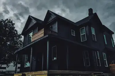Image de Unique two story house nestled 1 mile away from downtown.