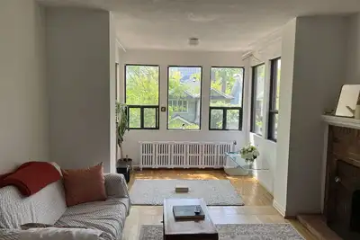 Image de Spacious, bright, simple modern decor by subway