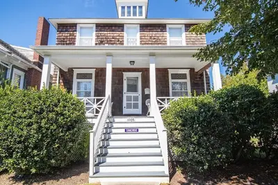 Image de Updated 5 Bed, 3 Bath Home 2. 5 Blocks from Beach!