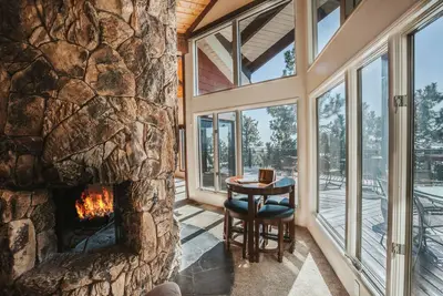 Image de The Sunset Lodge - Spacious Mountain Escape w\/ Panoramic City Views