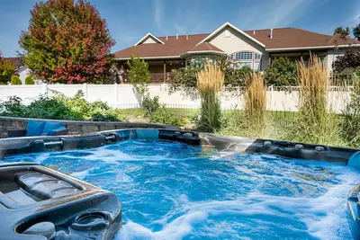 Image de Modern Home w/ Private Hot Tub & Views - Blue Sky River Retreat