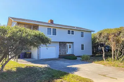 Image de 4 Br Beach Cottage only 45 yards to beach access - Dogs Allowed