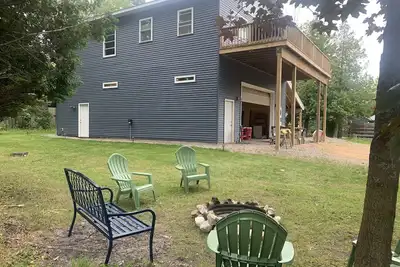 Image de Spacious 2 br cottage with expansive deck, firepit, hammocks, and more!