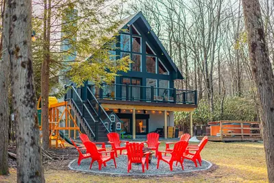 Image de New! All season lakefront house with hot tub!