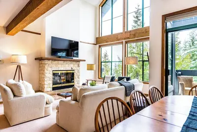 Image de Ski In/Out Access | Spacious 5br | Hot Tub | Double Garage | Managed By Aloha Whistler