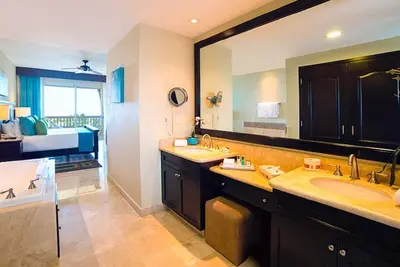 Image de 2 Bedroom Condo on Beach & close to Isla Mujeres Ferry