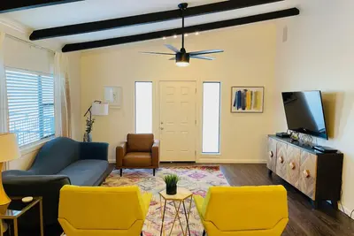 Image de Contemporary Remodeled 6 Bed 4 Bath Apartment