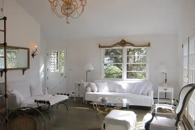 Image de Enchanted Hamptons Cottage in NYTimes Garden