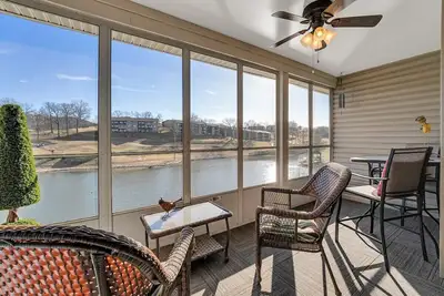 Branson Views of 17th Green/Pond