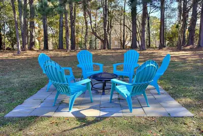 Image de Red Door- Sleeps8- gameroom-firepit-serene backyard