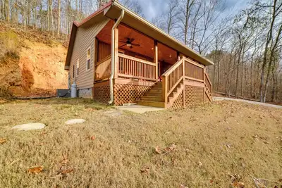 Image de Cozy Waverly Cabin w/ Fireplace & Deck!