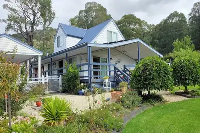 Image de Falls Cottage - picture perfect cosy country cottage and gorgeous gardens