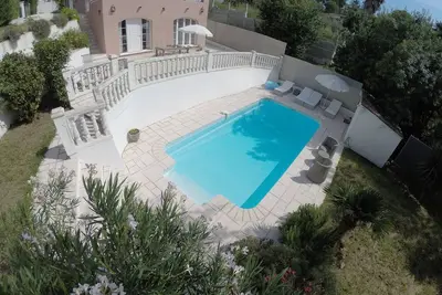 Image de Propriété avec piscine luxueusement équipée à 5 km des plages.