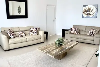 Image de Spacious Townhouse. Parking. Minutes to beach.