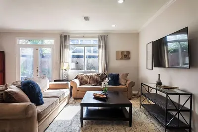 Image de 3br Luxury Home in the Heart of Upper Kirby!