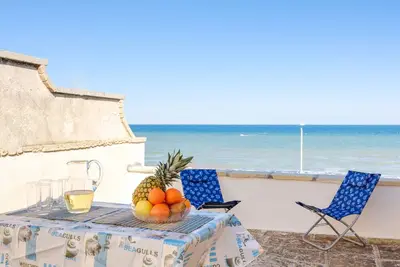 Image de Maison de vacances 'Fronte Mare San Foca' avec vue sur la mer, Wi-Fi et climatisation.