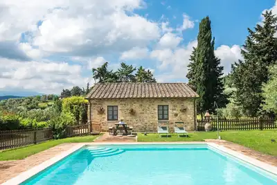 Image de Ferme 'Villa Agriturismo Il Pratone' avec vue sur les montagnes, piscine privée et Wi-Fi.