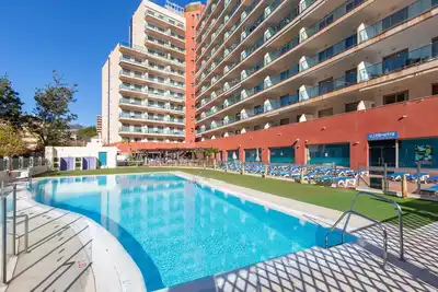 Image de Appartement de vacances \"Appartement de luxe à 100 m de la plage\" avec piscine et Wi-Fi.