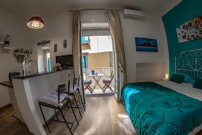 Image de Apartment in the heart of the Spanish quarters. Ancient building modern comfort!