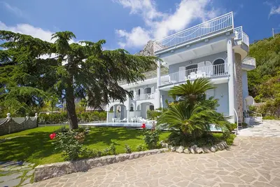 Image de Villa Kalu', for up to 16 people, outdoor pool, walking distance from the beach!