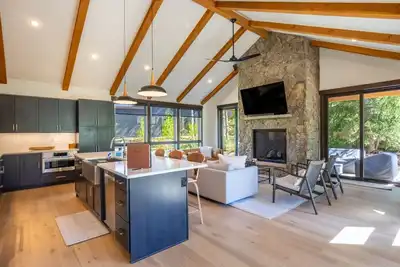 Blue Sky Chalet - Bright and Open Luxury Home