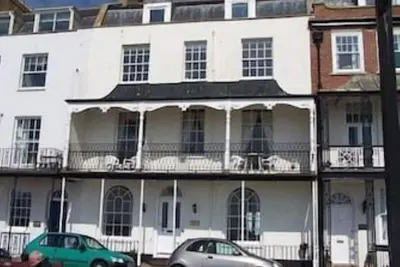Image de Sidmouth seafront apartment, just yards from beach, tastefully furnished.