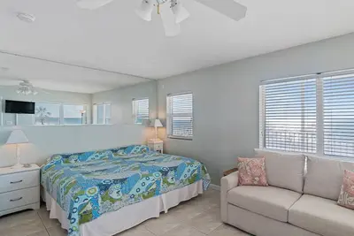 Image de Second Floor Corner Efficiency Beachfront Retreat