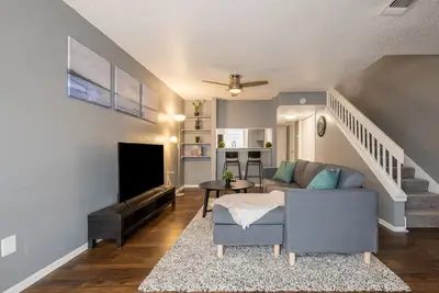 Image de Min's Away From Domain, Q2, Breweries W/Pool