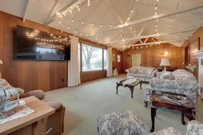 Image de Cozy Hillsdale Home ~ 1 Mi to Baw Beese Lake!