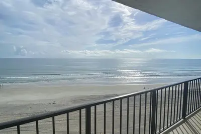 Image de Fantastic and completely updated direct ocean front condo at the Caribbean