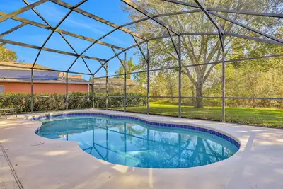 Image de Peaceful home with an enclosed patio, pool, grill, washer/dryer, & Ac