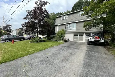 Image de Cozy university area house with a park side view, one mile away from Su.
