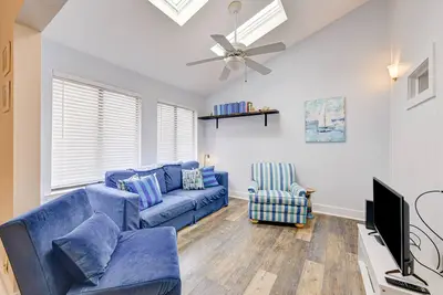 Image de Sleek golf-front condo with a washer/dryer, deck, & central Ac - dog friendly