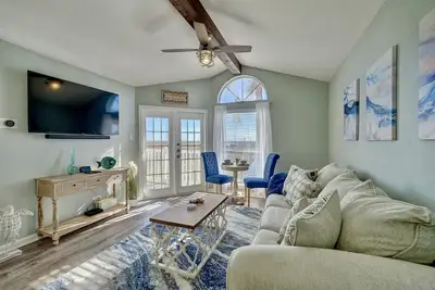 Image de Ocean Views - Lake Front Condo walking distance to the Beach! Wonderful Views!