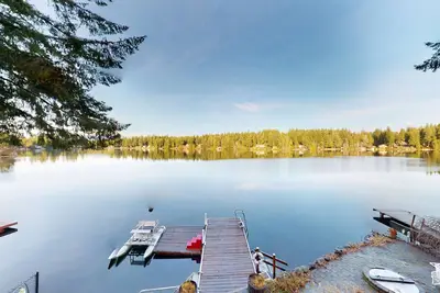 Image de Lakefront studio-like home with beach access, lake views, wood stove, & firepit