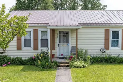 Image de Quaint home in Oak Hill, Conveniently Located.